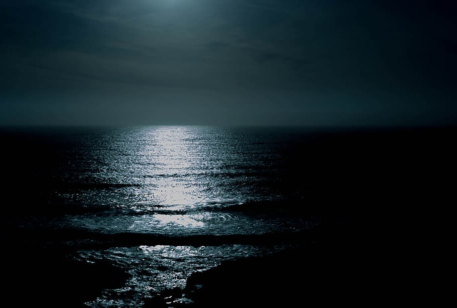 body of water under cloudy sky at night, body of water with moon's light reflecting on it HD wallpaper
