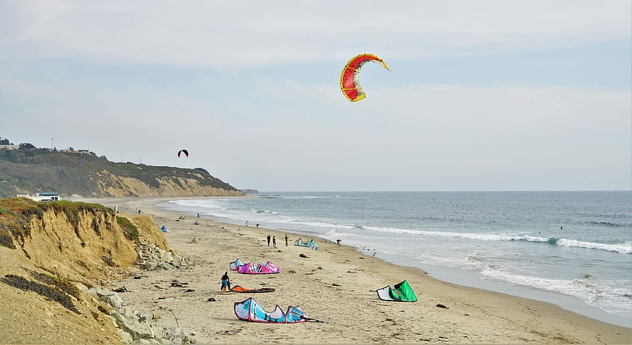 group of people on seashore, people on a seashore, beach, kite HD wallpaper