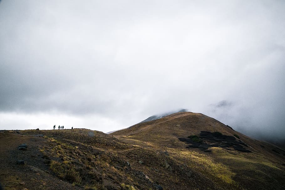 silhouette of people on mountain cliff facing fogs, landscape photo of mountain HD wallpaper