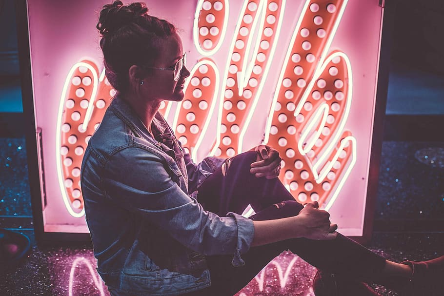 woman sitting on floor while holding her knee, woman sitting while holding her knees HD wallpaper