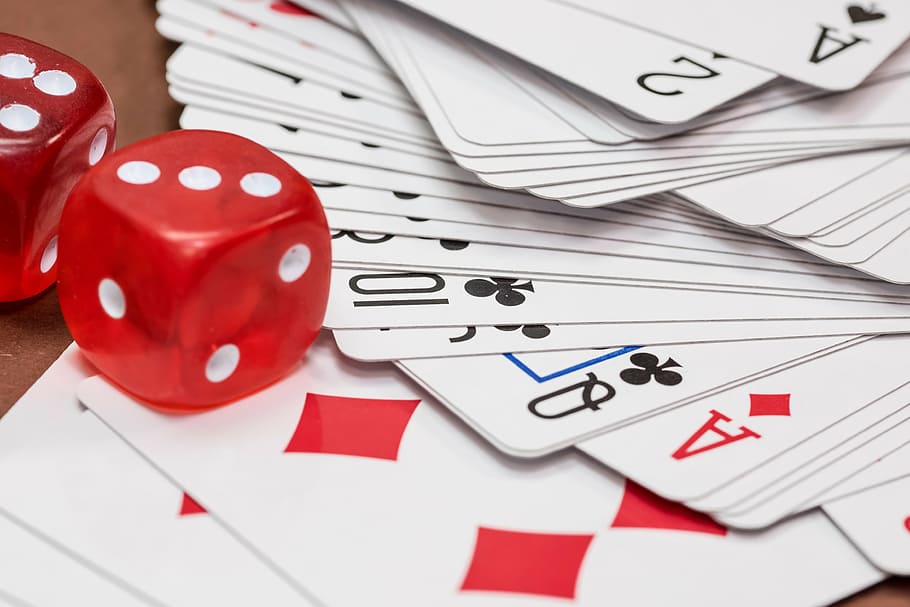 close-up photography of red dice and playing cards, cube, gambling