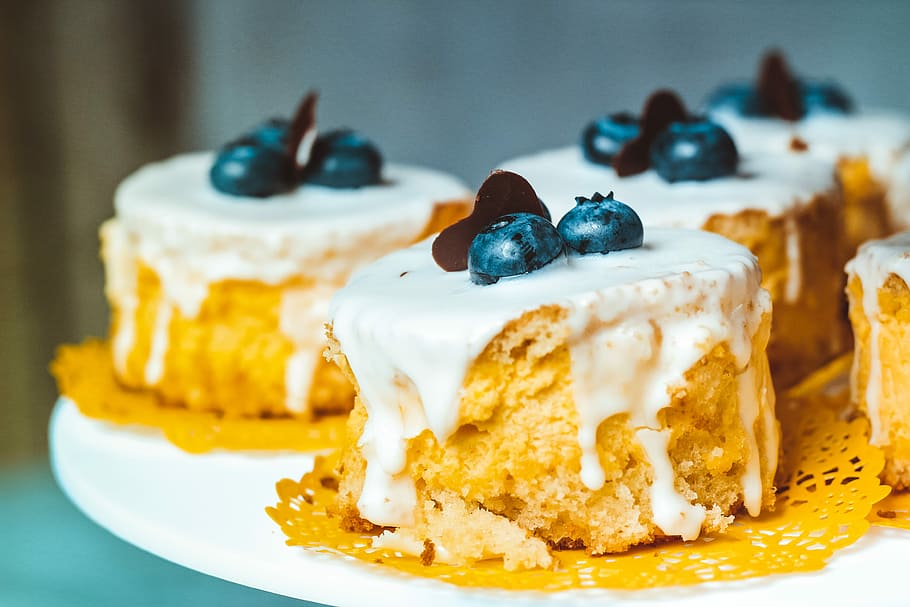 blueberry cupcakes, Blueberry cupcakes on white plate, fruit HD wallpaper