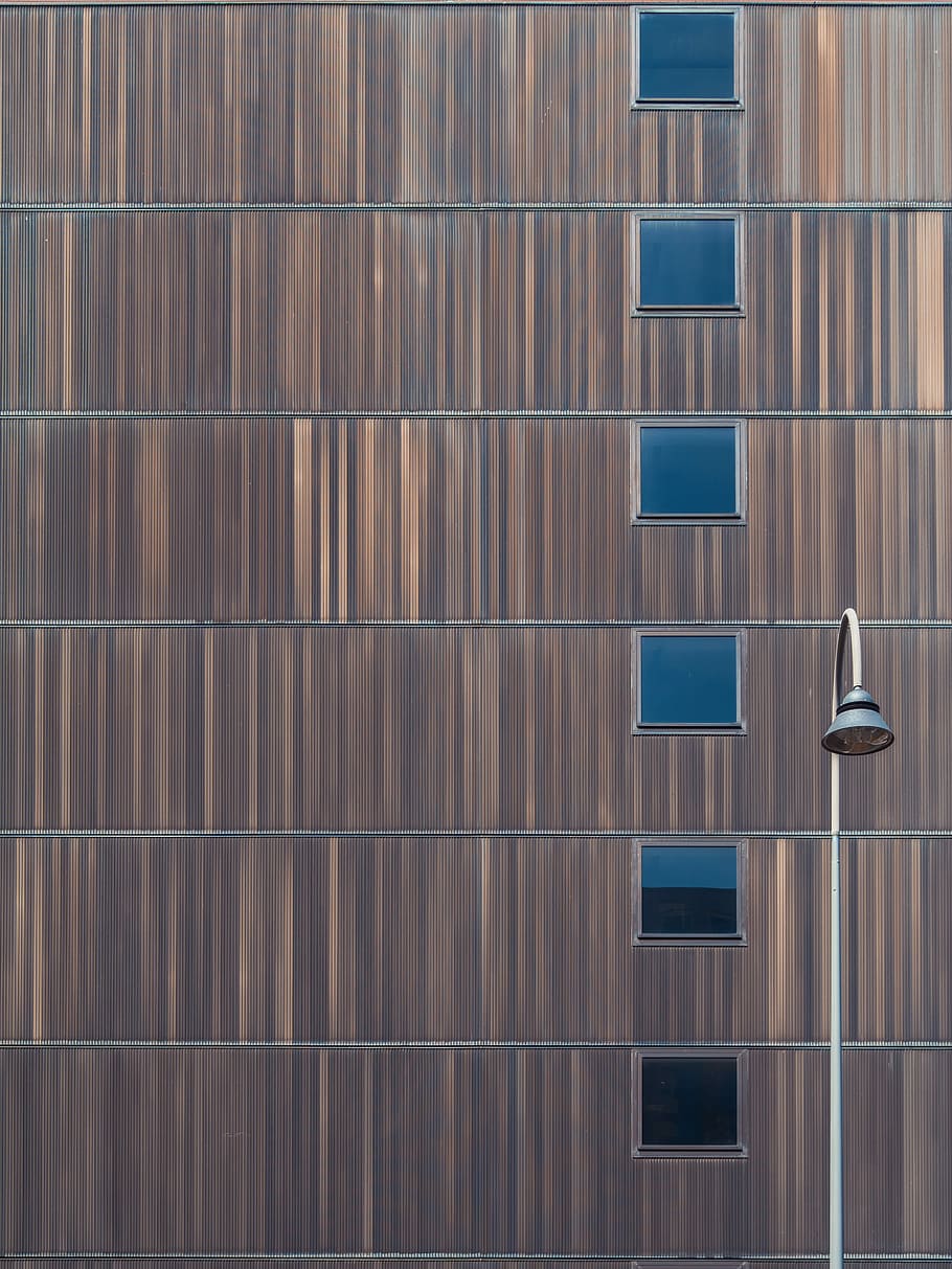 minimalist photography of arch post lamp near high-rise building, gray and silver shower head HD wallpaper