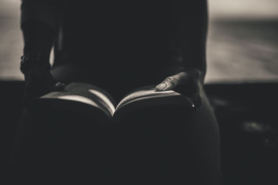 B&W Woman Reading Book, black, white, people, women, the Human Body HD wallpaper