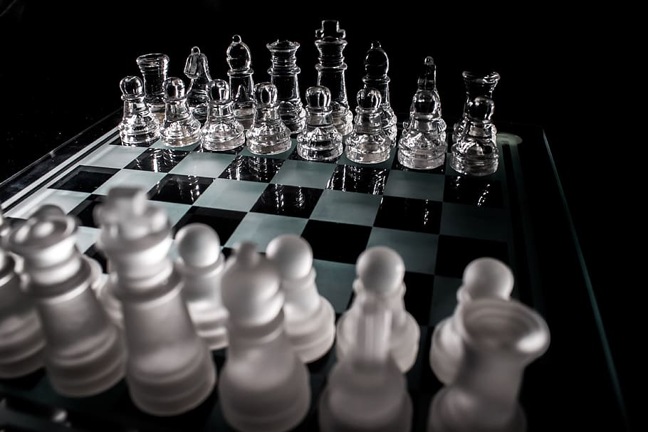 glass chess game set with black background, ajedrez, king, competition, HD wallpaper