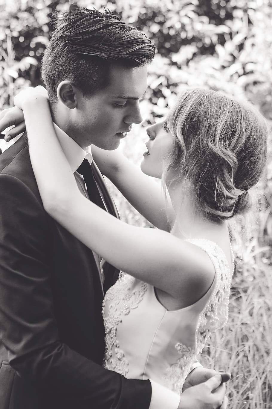 grayscale photography of newly wed couple hugging each other, HD wallpaper