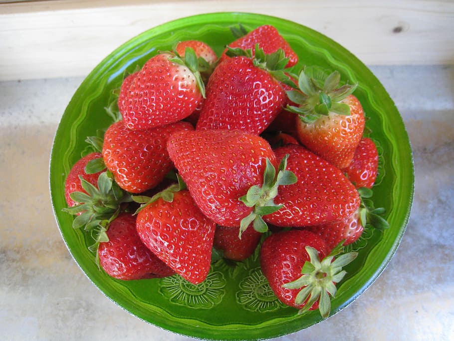 strawberries, red, barrel, glass, green, table, food and drink HD wallpaper