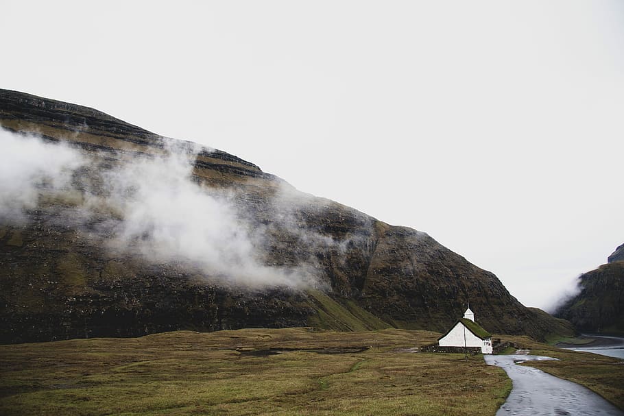 brown mountain near white clouds, fog on top of mountain, overcast HD wallpaper