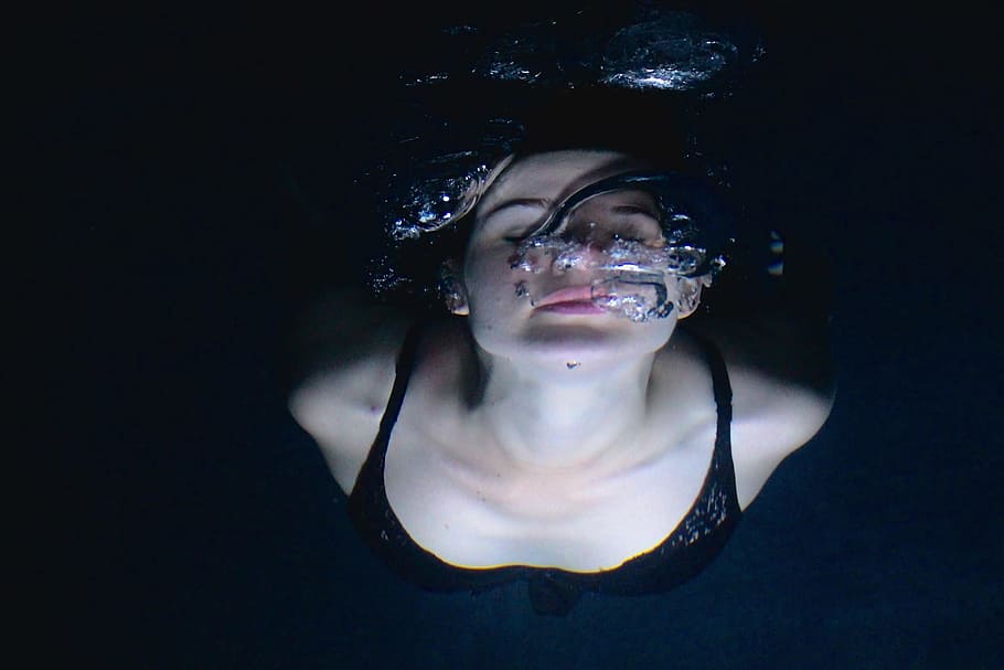 underwater photography of woman, woman drowning in water, woman in black HD wallpaper