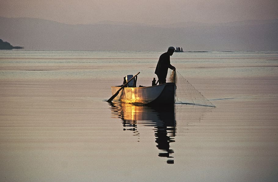 man on boat during daytime, lake trasimeno, trasimeno lake, lago trasimeno, HD wallpaper