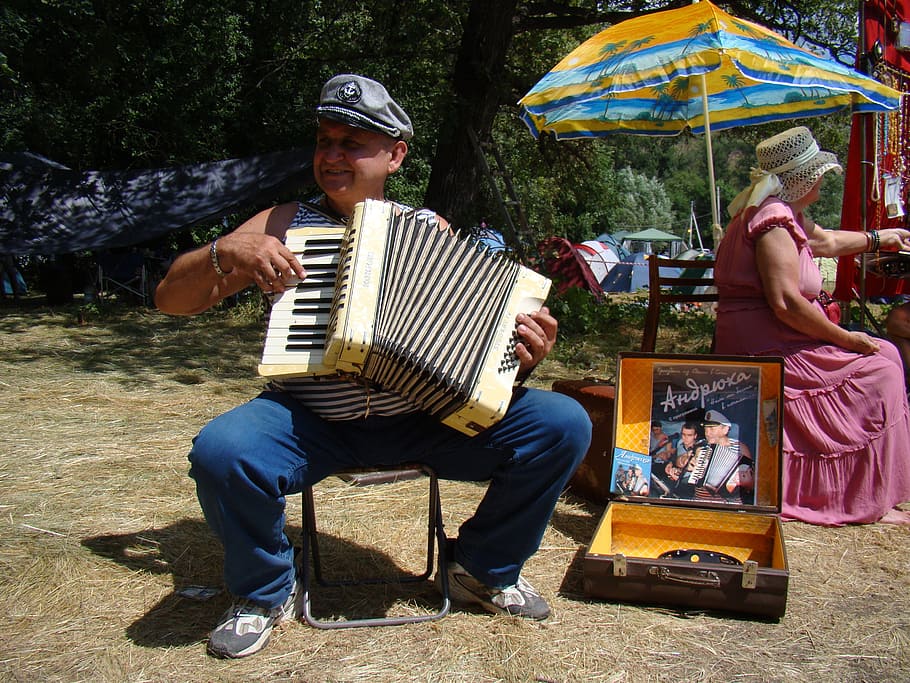 man playing accordion, accordion player, music, umbrella, vest, HD wallpaper