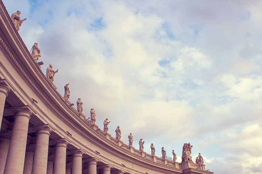 Gray Concrete Building With Human Statues Under Cloudy Sky, architectural design HD wallpaper