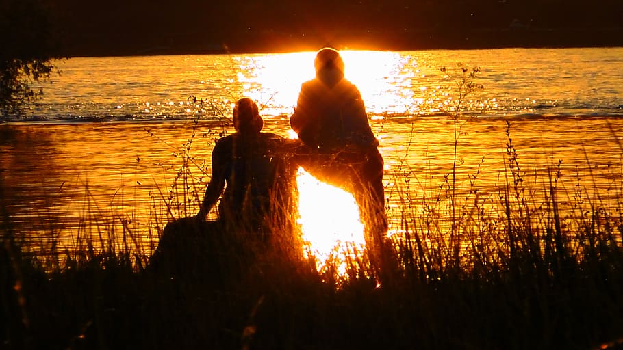 silhouette, lovers, light, rays, atmosphere, abstract, reflection HD wallpaper