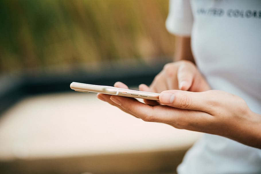 person, hands, iphone, smartphone, blur, cellphone, close-up HD wallpaper