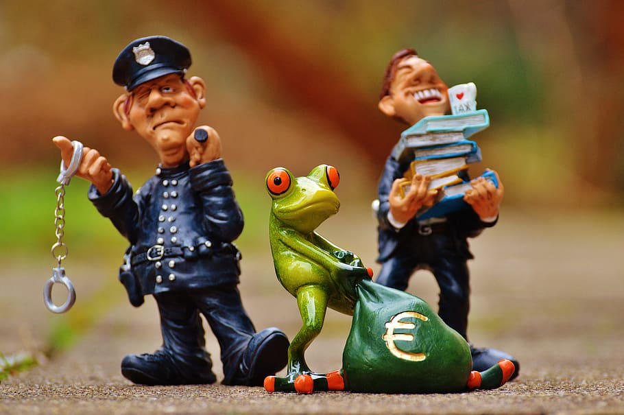 two policemen and frog figurines, taxes, tax evasion, handcuffs, HD wallpaper