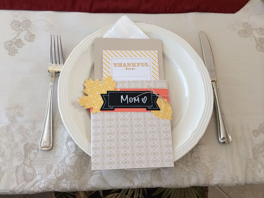 Thankful Mom card on plate, place setting, thanksgiving, food HD wallpaper