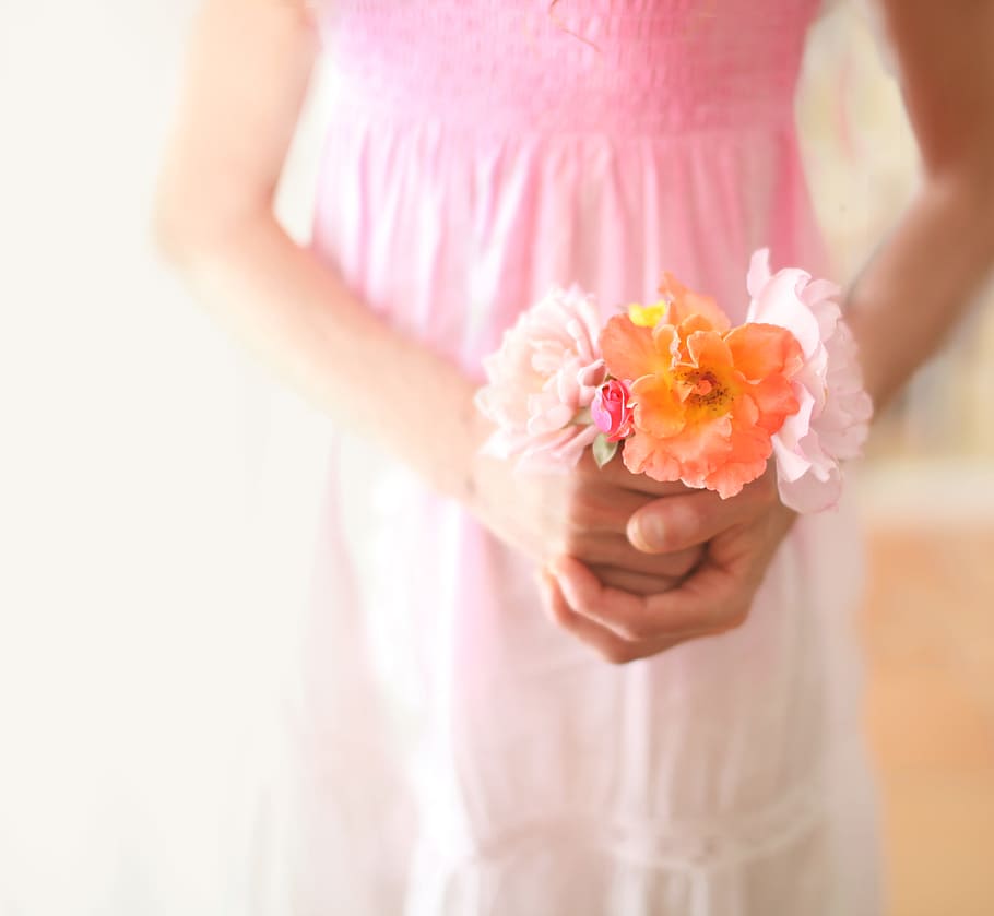 girl holding flowers, woman in pink and white dress holding flowers, HD wallpaper