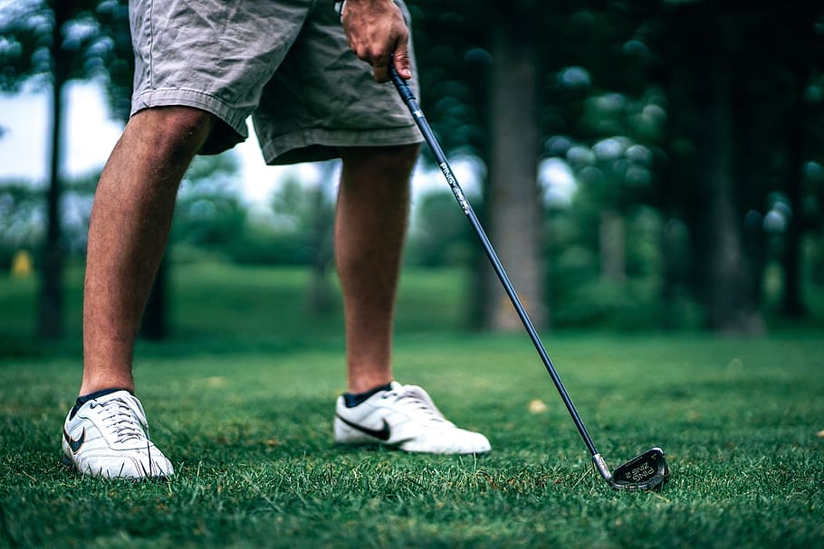 man playing golf, person playing golf, silver, black, club, golfing HD wallpaper