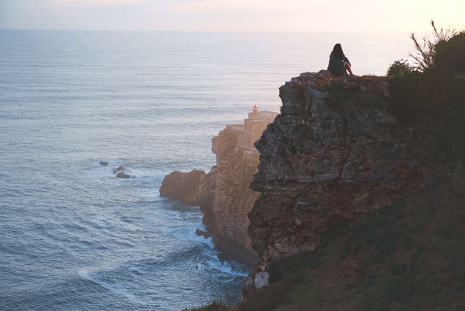 woman sitting on rock near cliff, person beside rocky clip, sea HD wallpaper