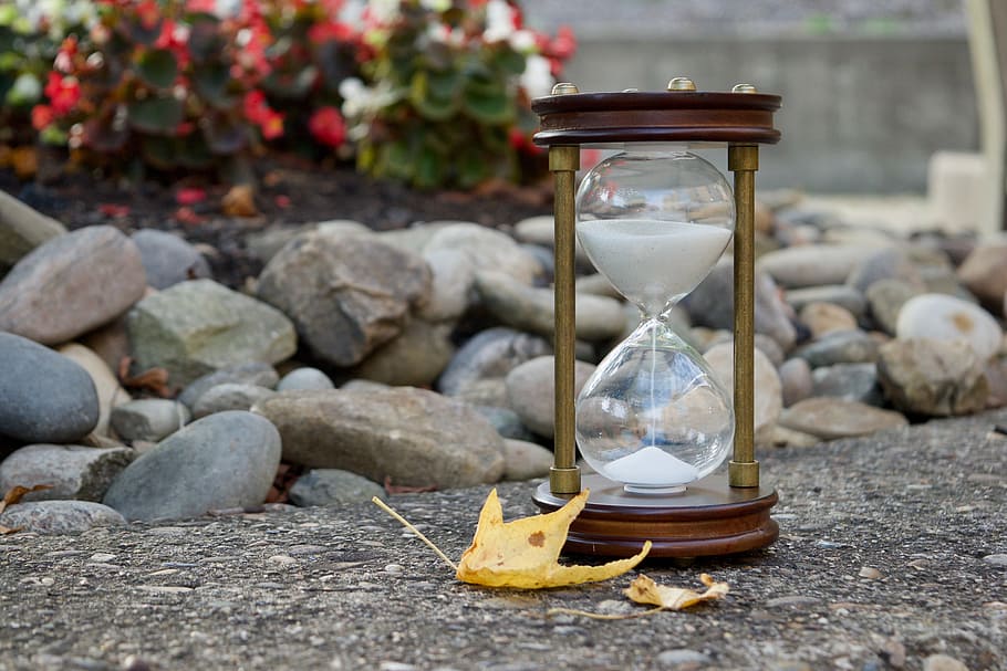 hourglass near yellow autumn leaf, sand, time, leaves, fall HD wallpaper