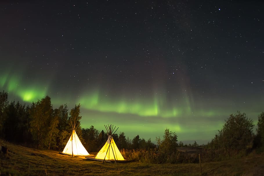 camping tent in forest during midnight, two lighted TP tent below green aurora boreales HD wallpaper