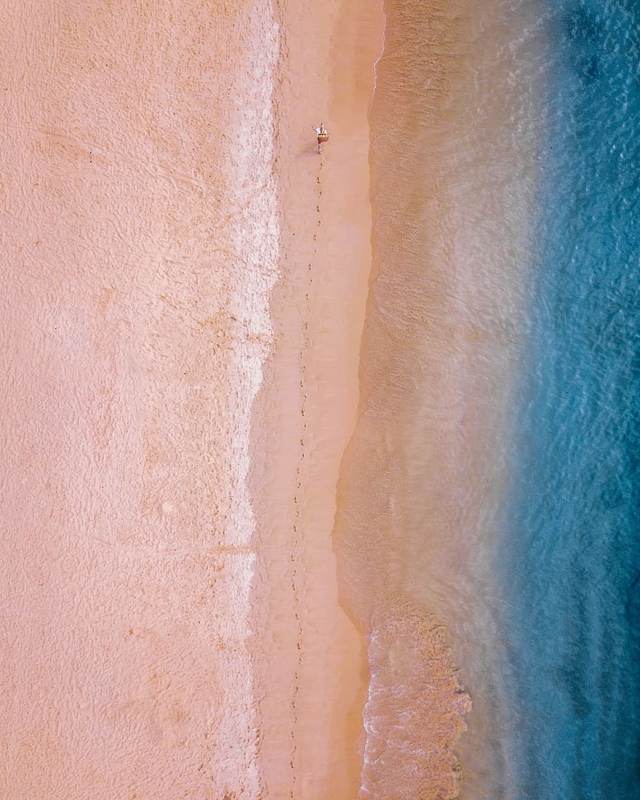 person walking on sand near seashore leaving foot trails, person walking on the beach, HD wallpaper