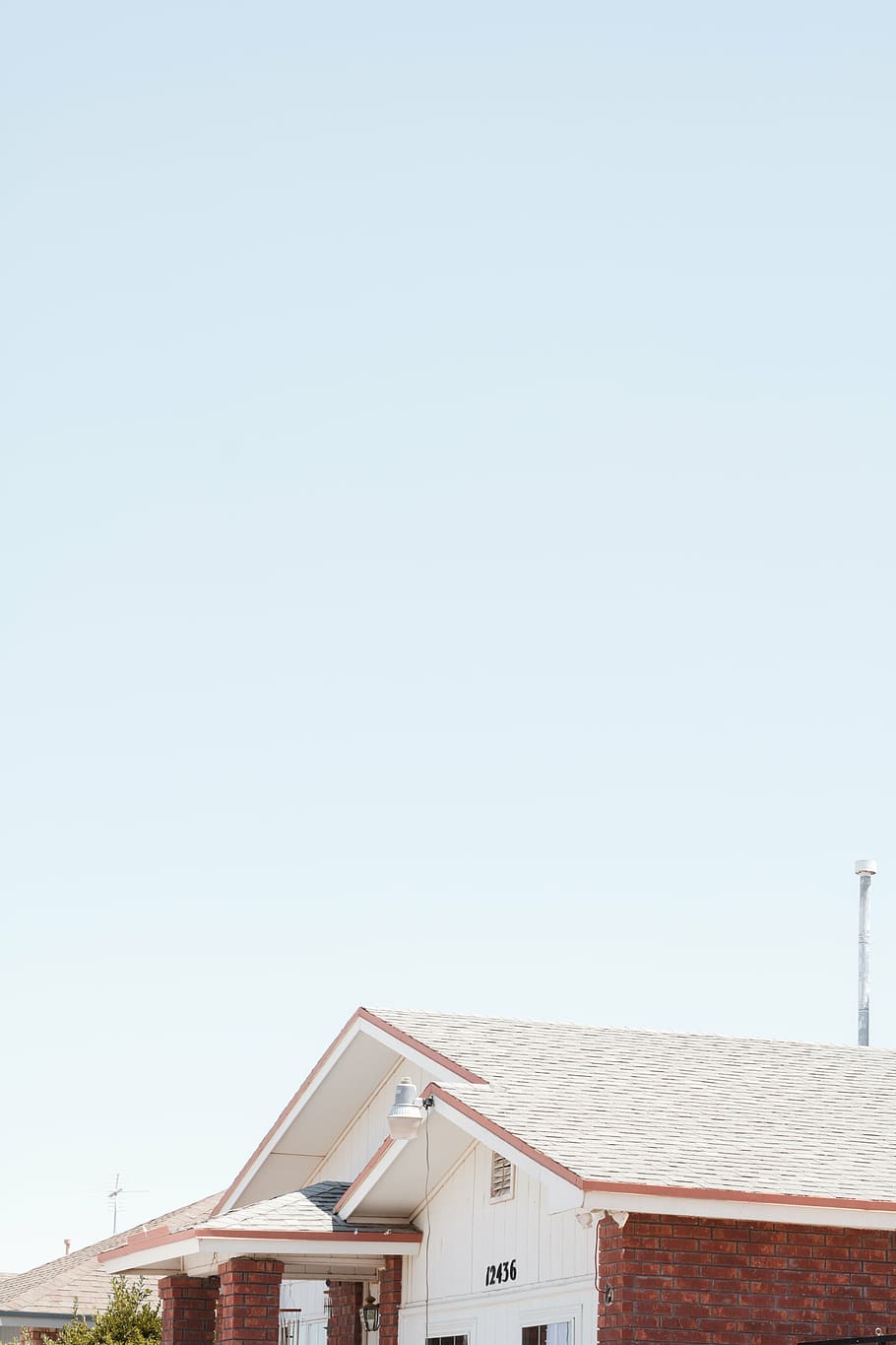 white and maroon concrete house under white sky, architecture HD wallpaper
