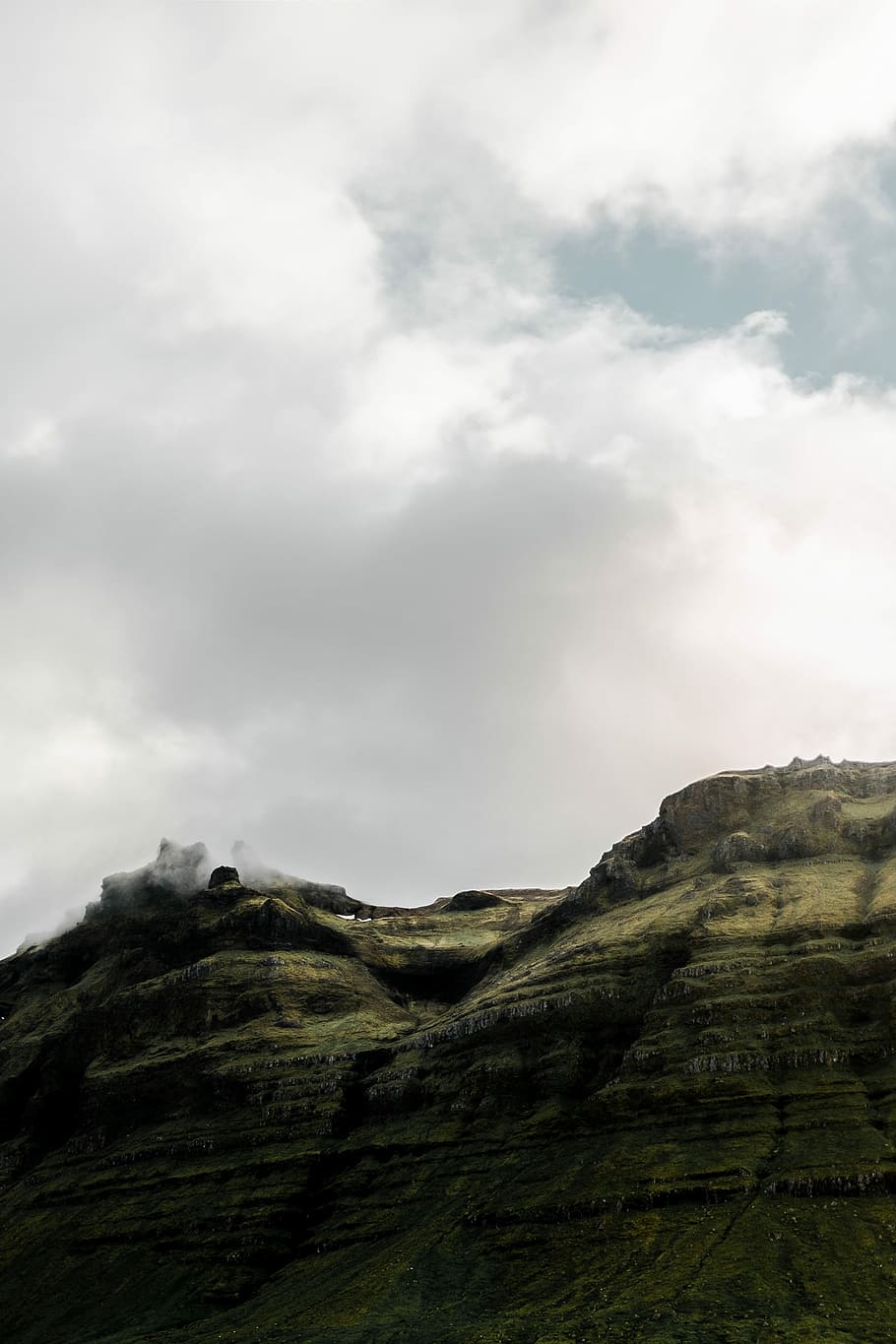 mountain under cloudy sky during daytime, brown rock cliff under cloudy sky HD wallpaper