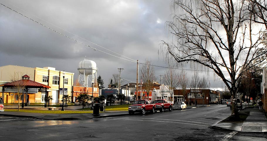 Looking at a street in Woodburn, Oregon, building, clouds, photos HD wallpaper
