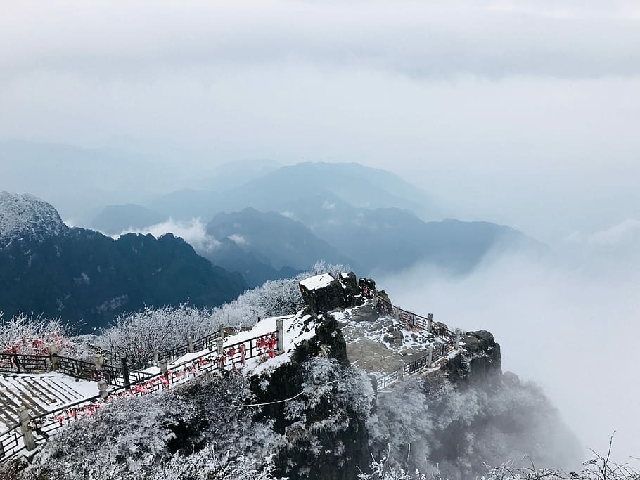 brown house on mountain with cloudy sky, mountain range, cliff HD wallpaper