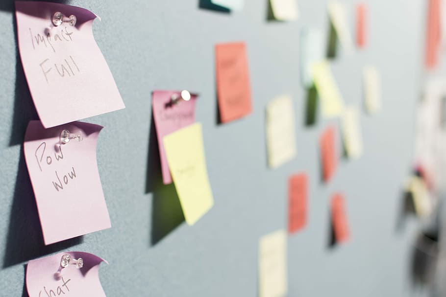assorted notepads, shallow focus photography of pink, yellow, and red sticky notes HD wallpaper