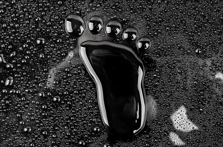 footprint on wet surface, men, rain, close-up, clear, step HD wallpaper