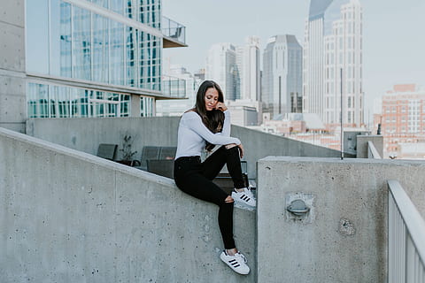 woman sitting on ledge, architecture, building, infrastructure HD wallpaper