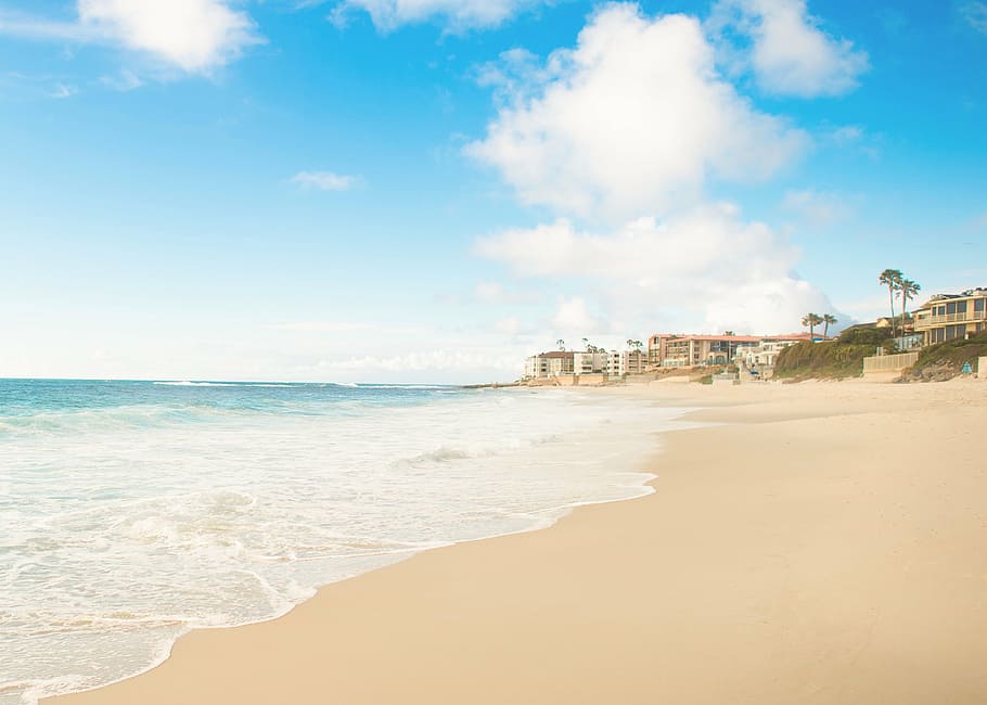 beach near buildings under cloudy sku, sea, ocean, water, waves HD wallpaper