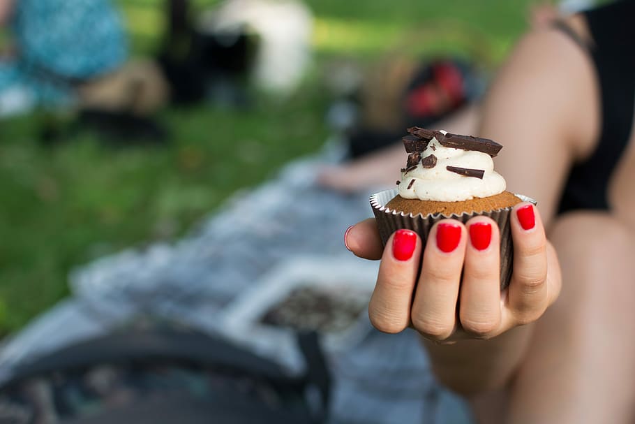 Cupcake in a hand, chocolate, dessert, hands, outside, pastry HD wallpaper