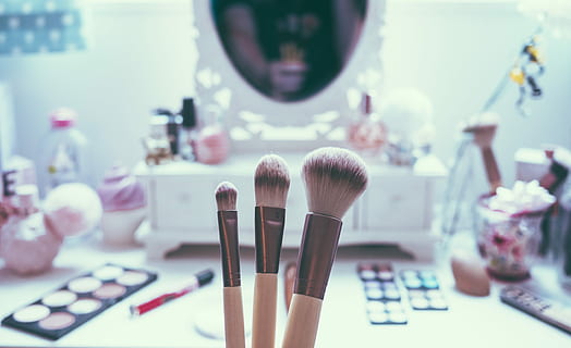 macro shot of three brown makeup brushes, three makeup brushes near makeup palette HD wallpaper