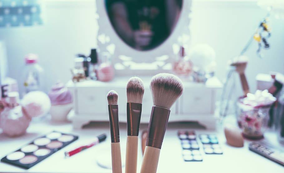 macro shot of three brown makeup brushes, three makeup brushes near makeup palette HD wallpaper