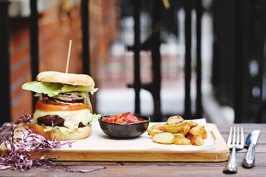 ham burger beside bowl on tray, burger beside black bowl on brown wooden board, HD wallpaper