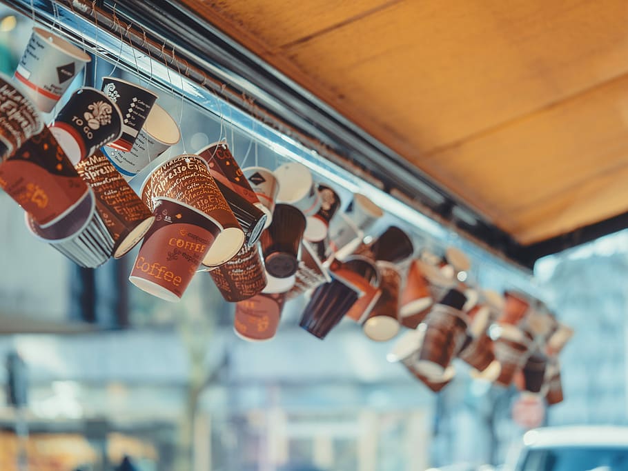 disposable cup hanging, coffee cups hanged on awning roof, bokeh, HD wallpaper