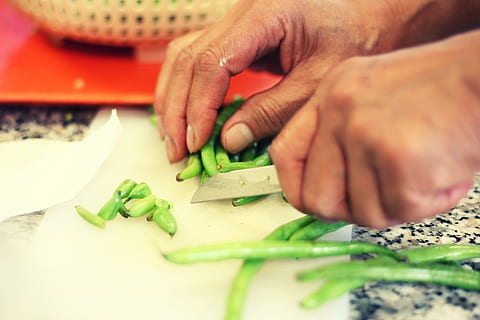 person slicing beans on chopping board, Eat, Cook, Cut, Kitchen HD wallpaper