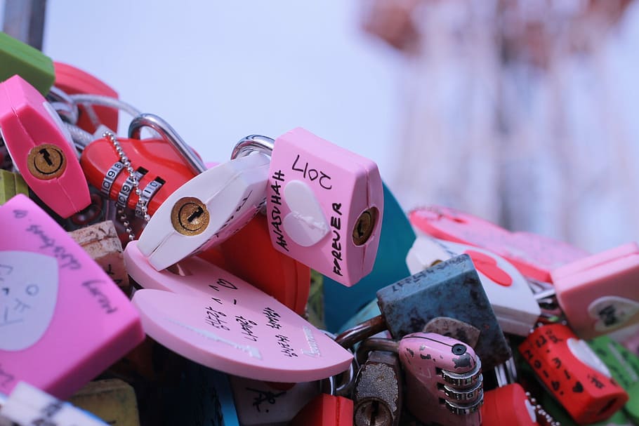 padlock, colors, messages, day, no people, close-up, focus on foreground HD wallpaper