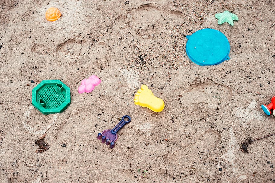 Children toys in sandpit, objects, beach, summer, multi Colored HD wallpaper
