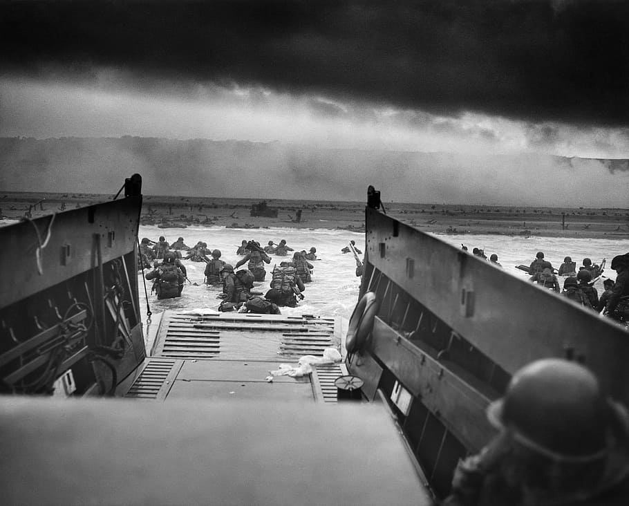 grayscale photo of D-Day landing on Norway, war, dropship, normandy HD wallpaper