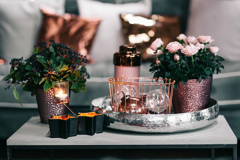 Side table with pink decorations, flowers, pink roses, home decor, HD wallpaper