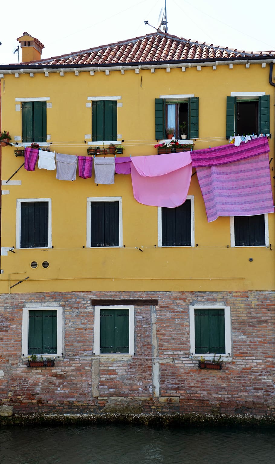 laundry, clothes line, house facade, purple, yellow, dry laundry, HD wallpaper