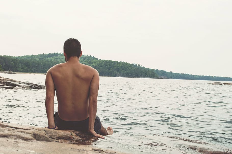 man sitting bear body of water, sea, ocean, waves, nature, beach HD wallpaper
