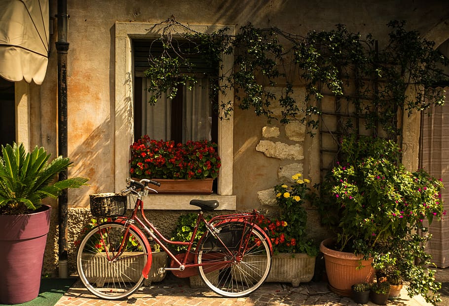 bicycle leaning on house, red cruiser bike leaning on wall, home, HD wallpaper