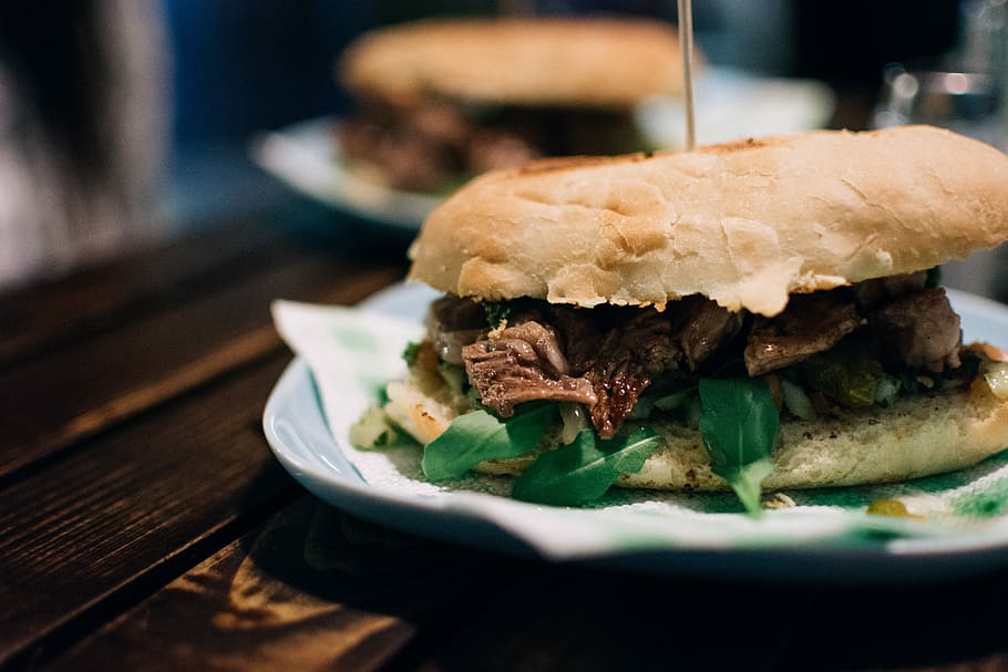 Argentinian beef steak sandwich, close up, meat, restaurant, wood, HD wallpaper