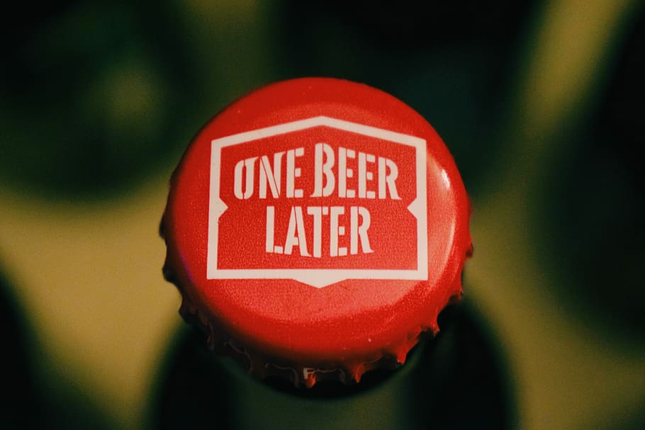 top view of bottle cap, selective focus photography of one beer later lid HD wallpaper