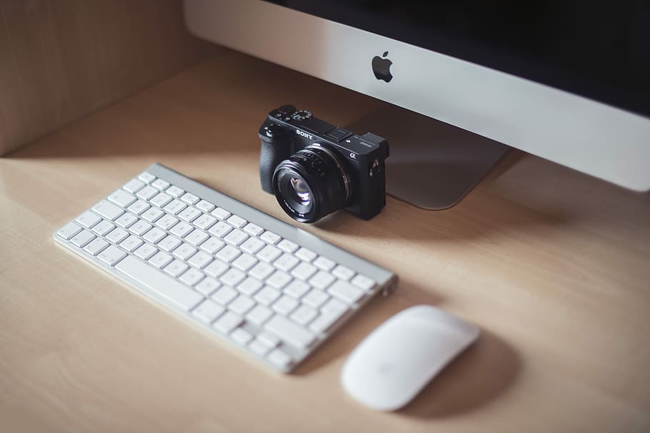 DLSR beside Apple magic keyboard and mouse, black DSLR camera near keyboard HD wallpaper
